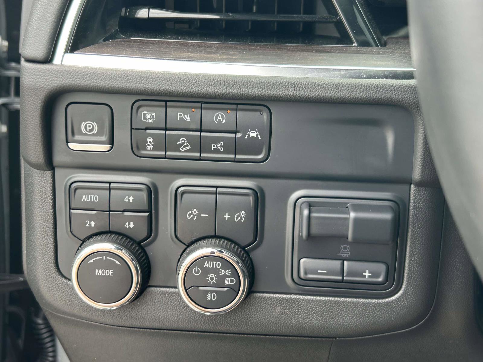 Used 2025 Chevrolet Tahoe Z71 w/ Comfort Package image 21