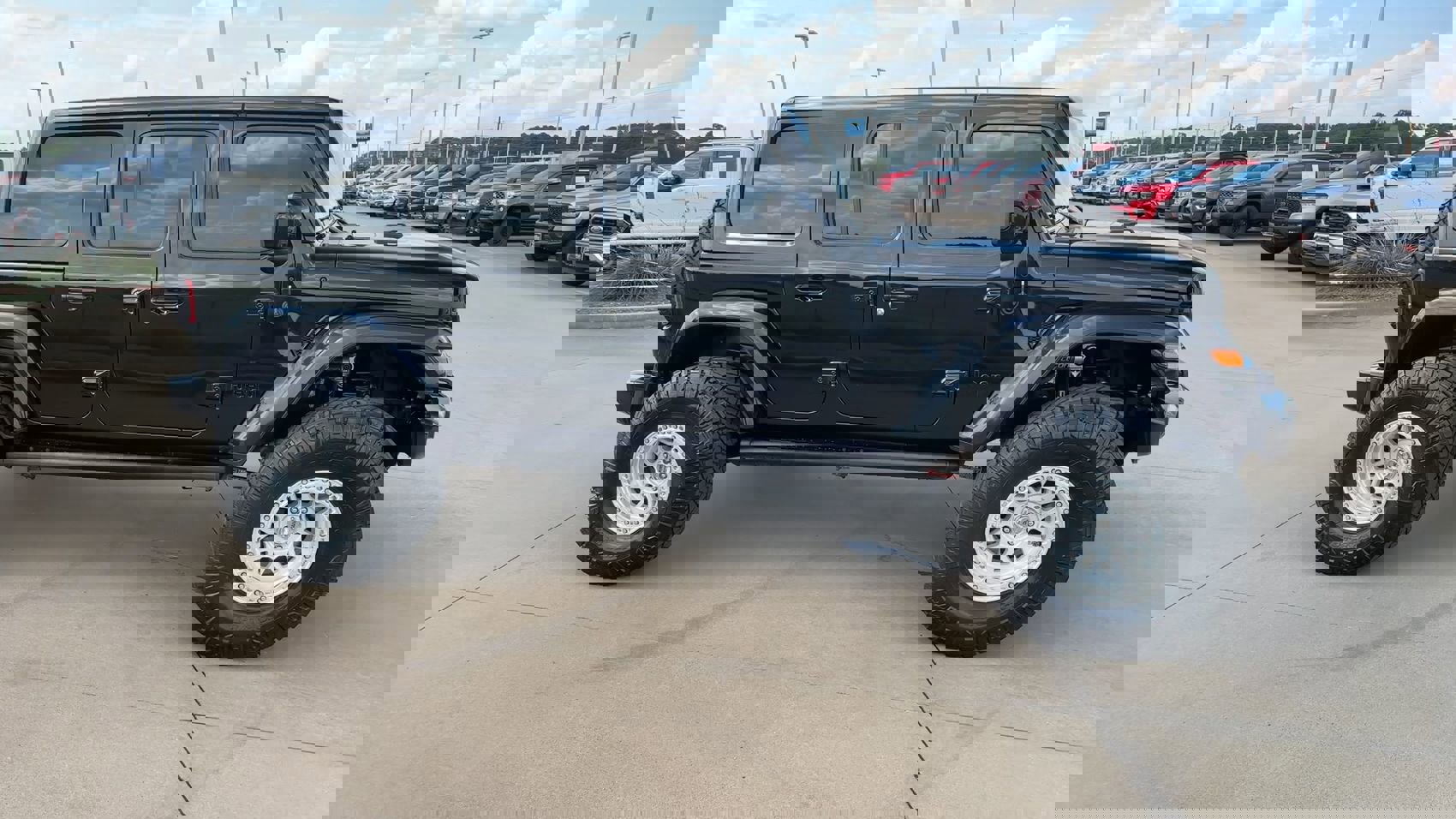 Used 2020 Jeep Wrangler Unlimited Sahara image 2