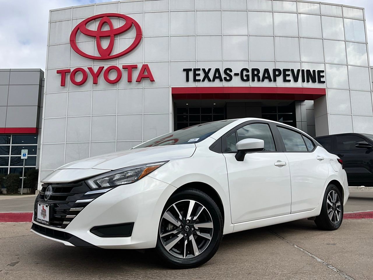 Used 2025 Nissan Versa SV image 2