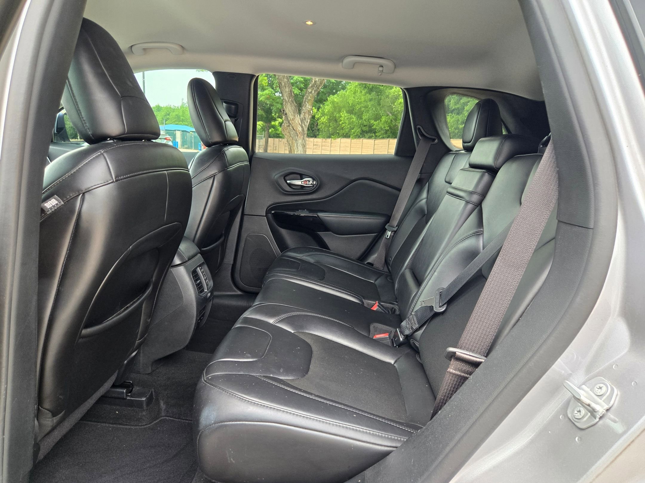 Used 2019 Jeep Cherokee Latitude Plus FWD image 11