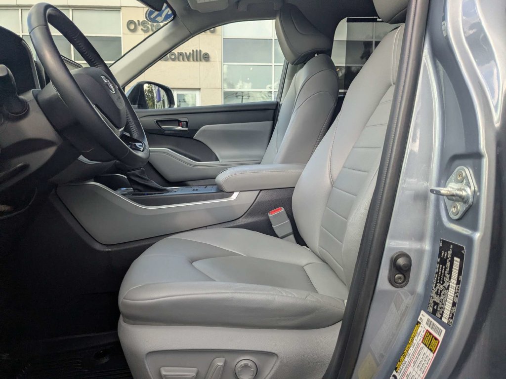Used 2021 Toyota Highlander XLE AWD/4WD image 2
