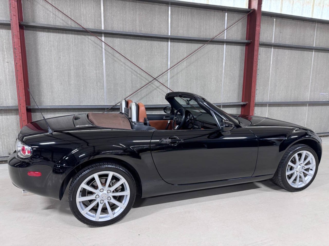 Used 2006 MAZDA MX-5 Miata Grand Touring RWD image 38