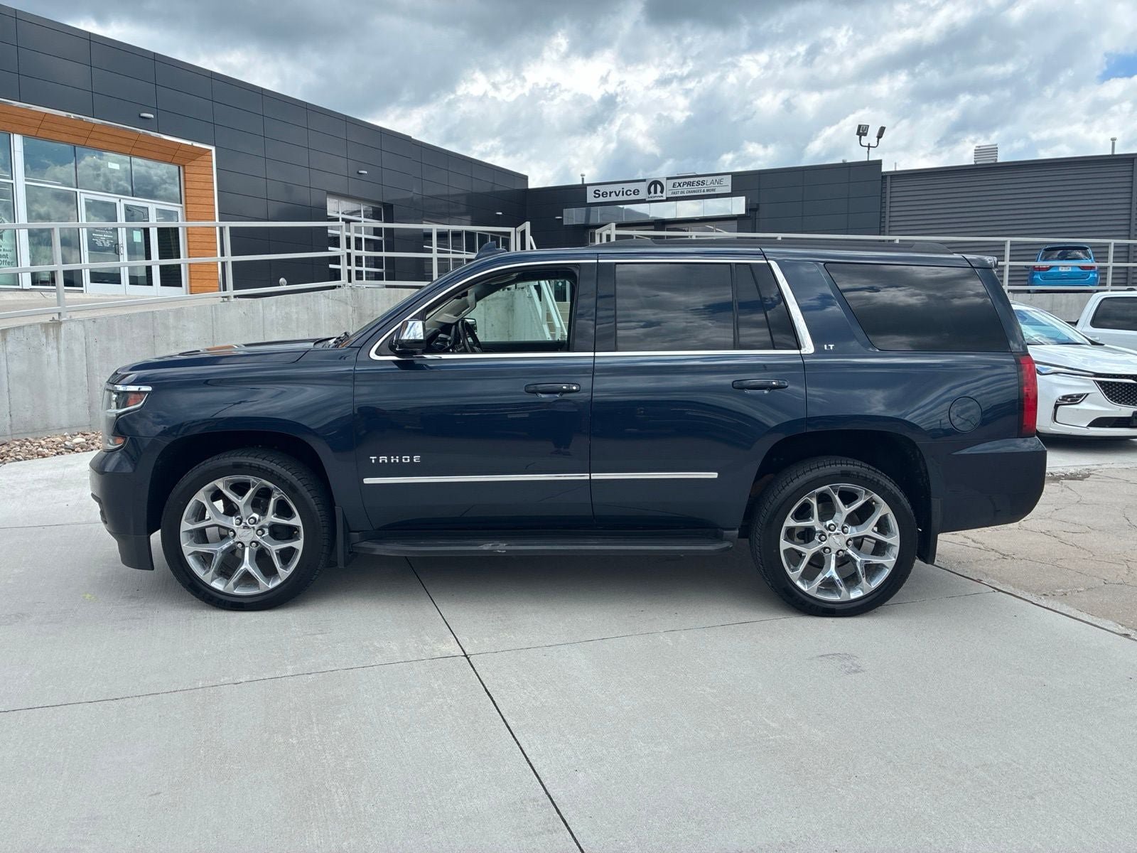 Used 2020 Chevrolet Tahoe LT w/ Luxury Package AWD/4WD image 2