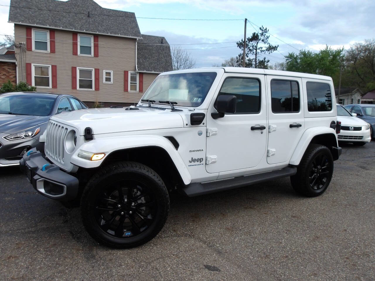 Used 2023 Jeep Wrangler Unlimited Sahara w/ Cold Weather Group AWD/4WD image 2
