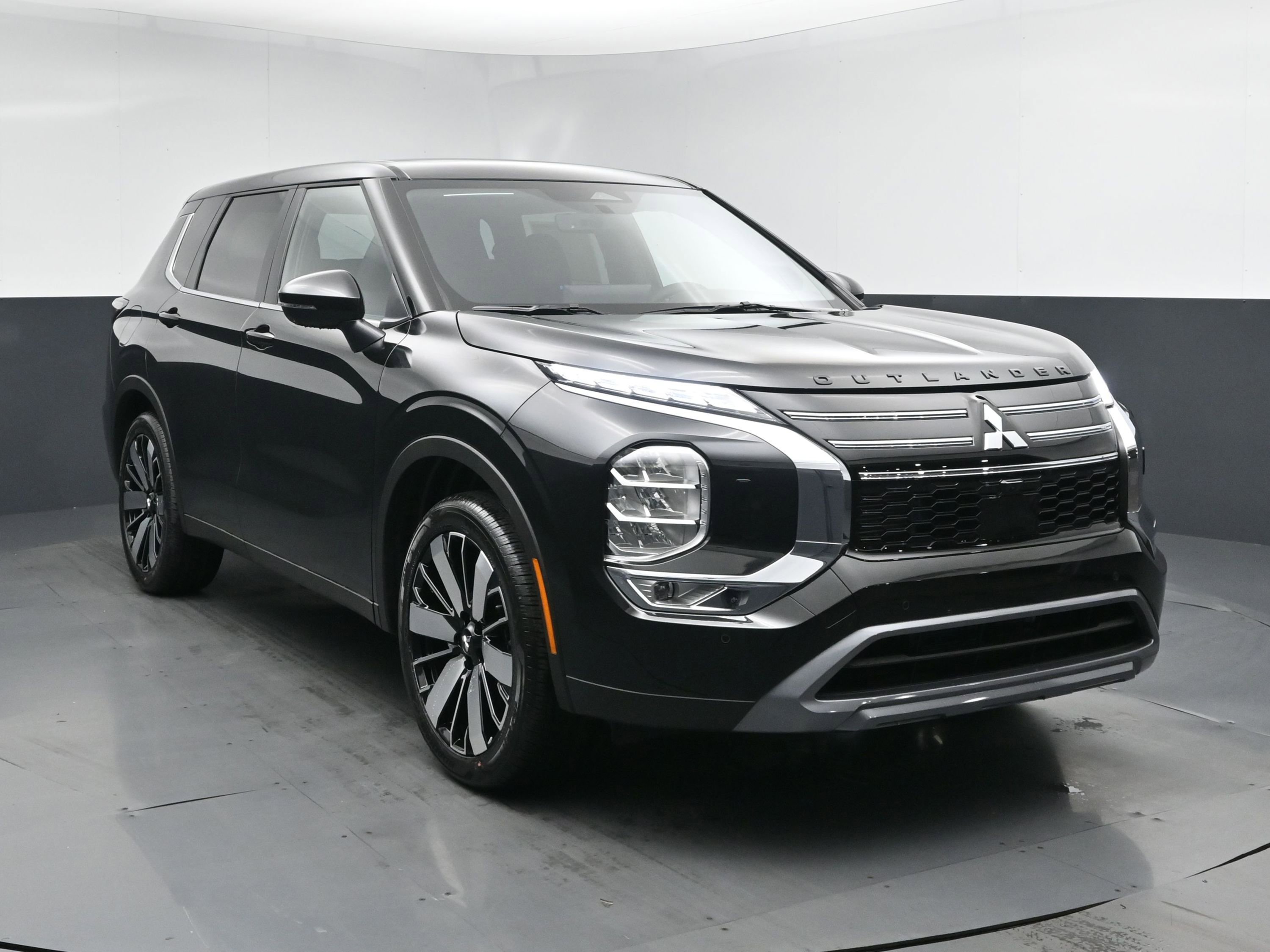 New 2026 Mitsubishi Outlander SE image 2