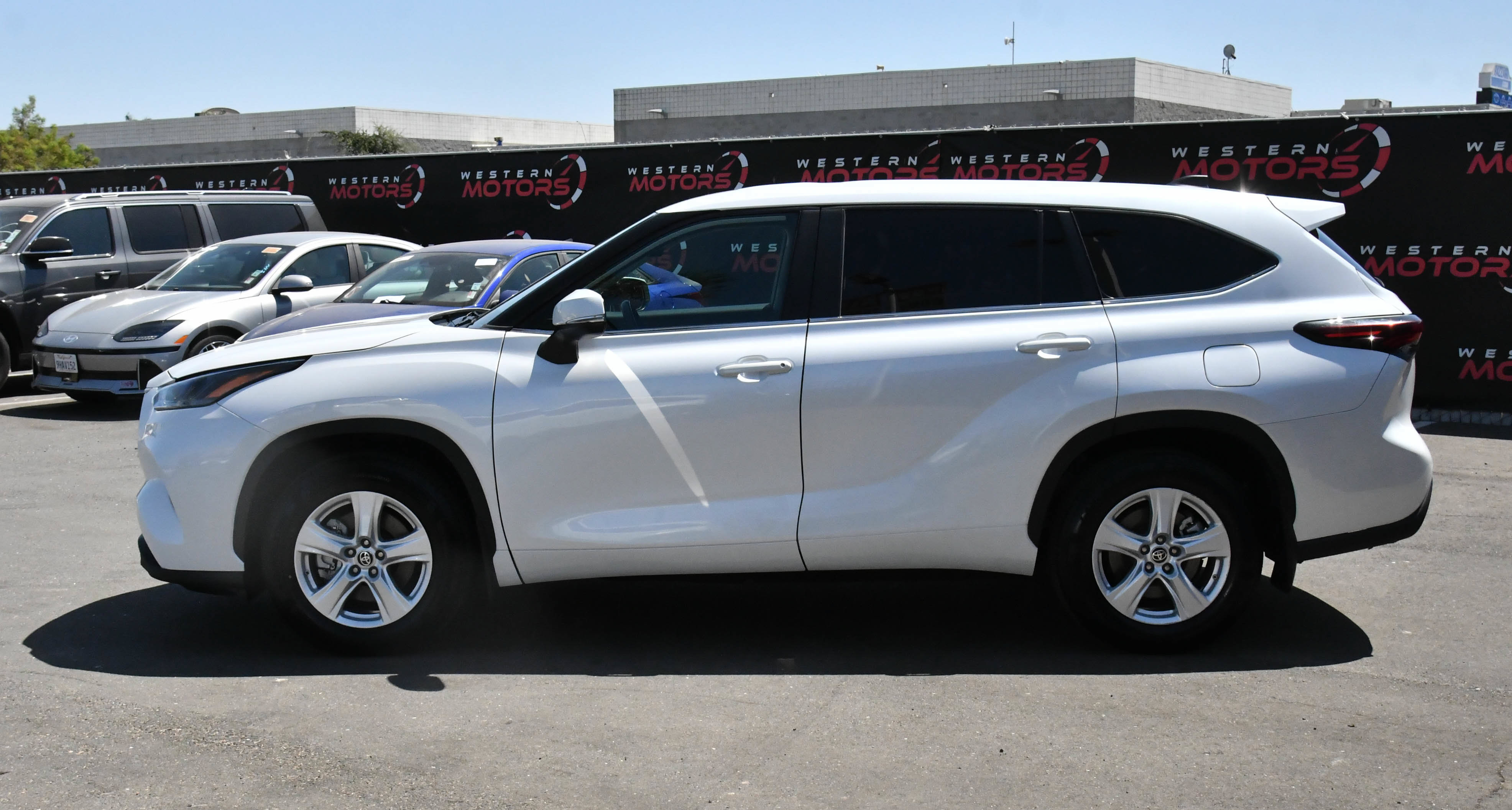 Used 2024 Toyota Highlander LE AWD/4WD image 4