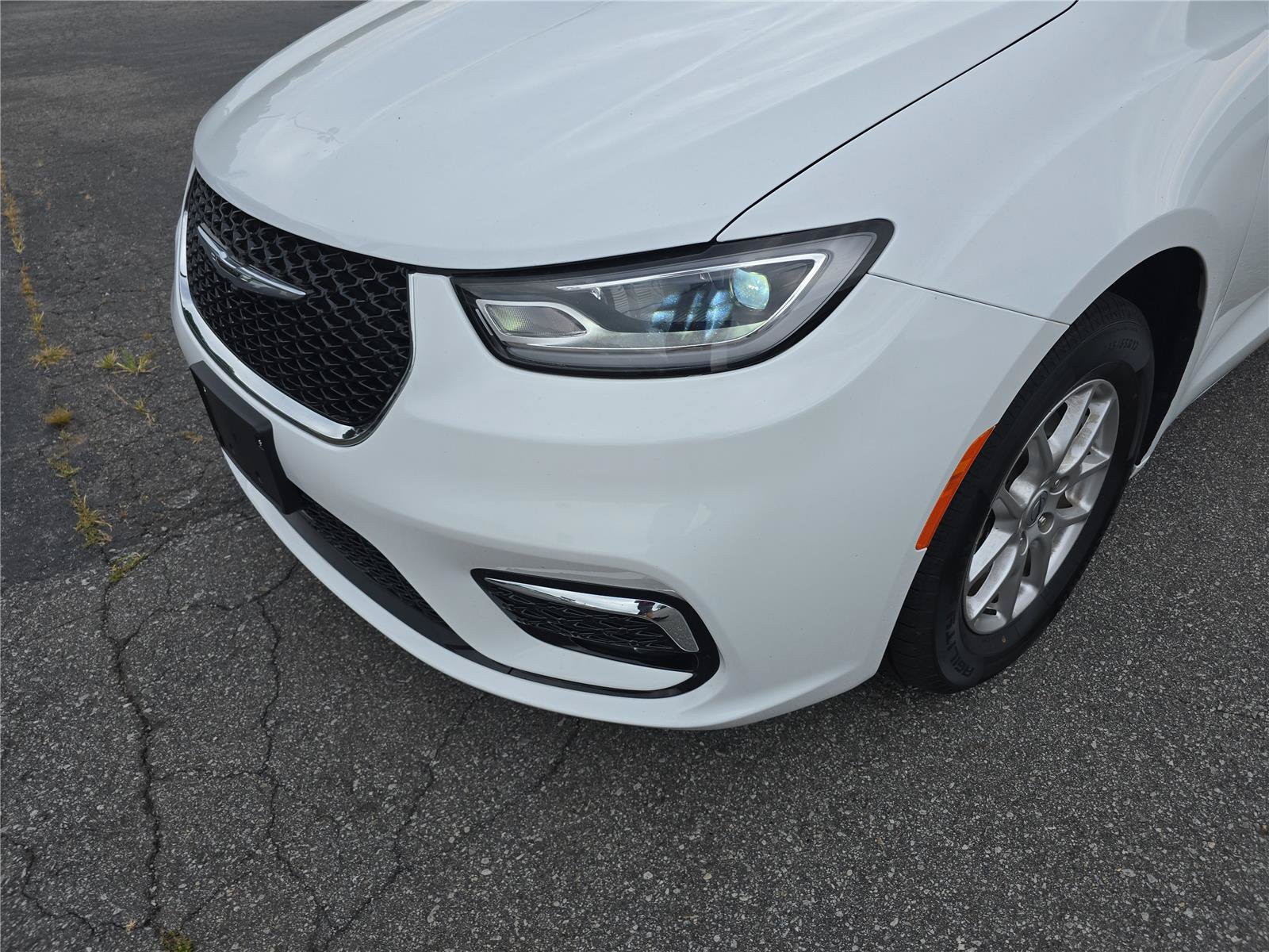 Used 2024 Chrysler Pacifica Touring-L FWD image 9