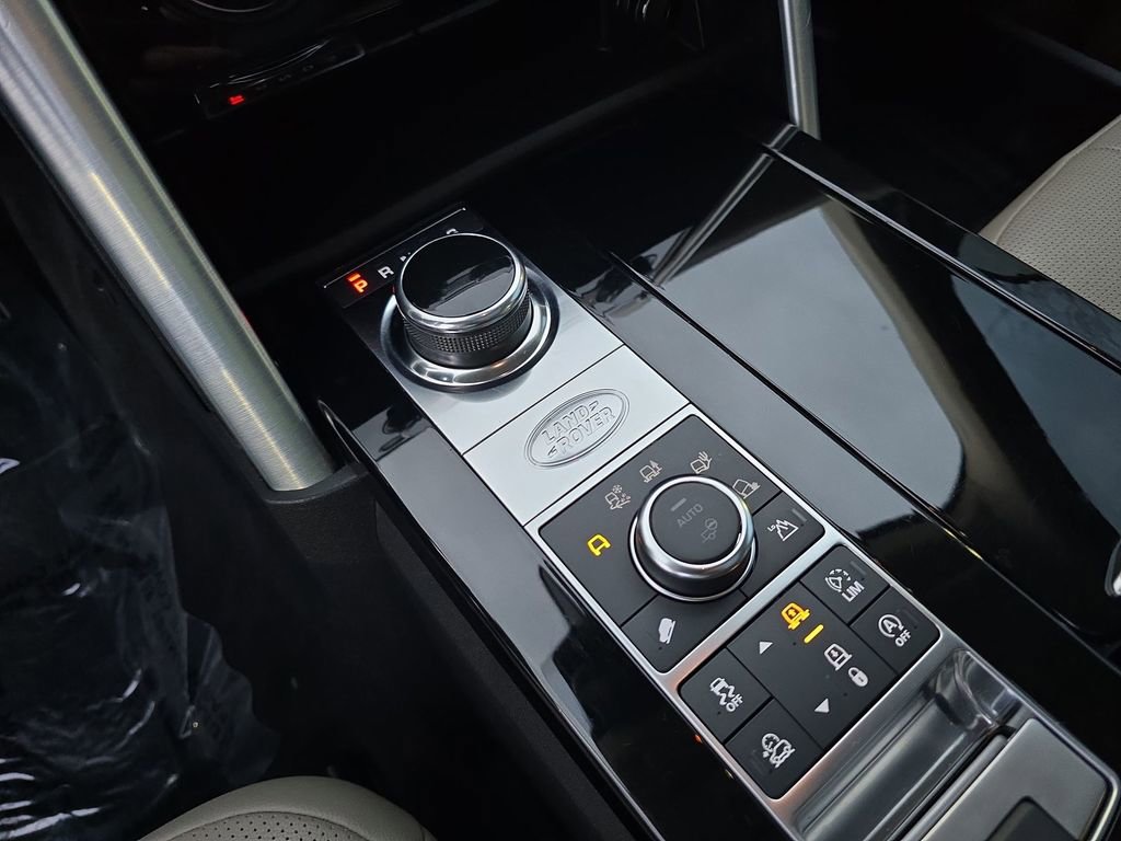 Used 2017 Land Rover Discovery HSE image 18