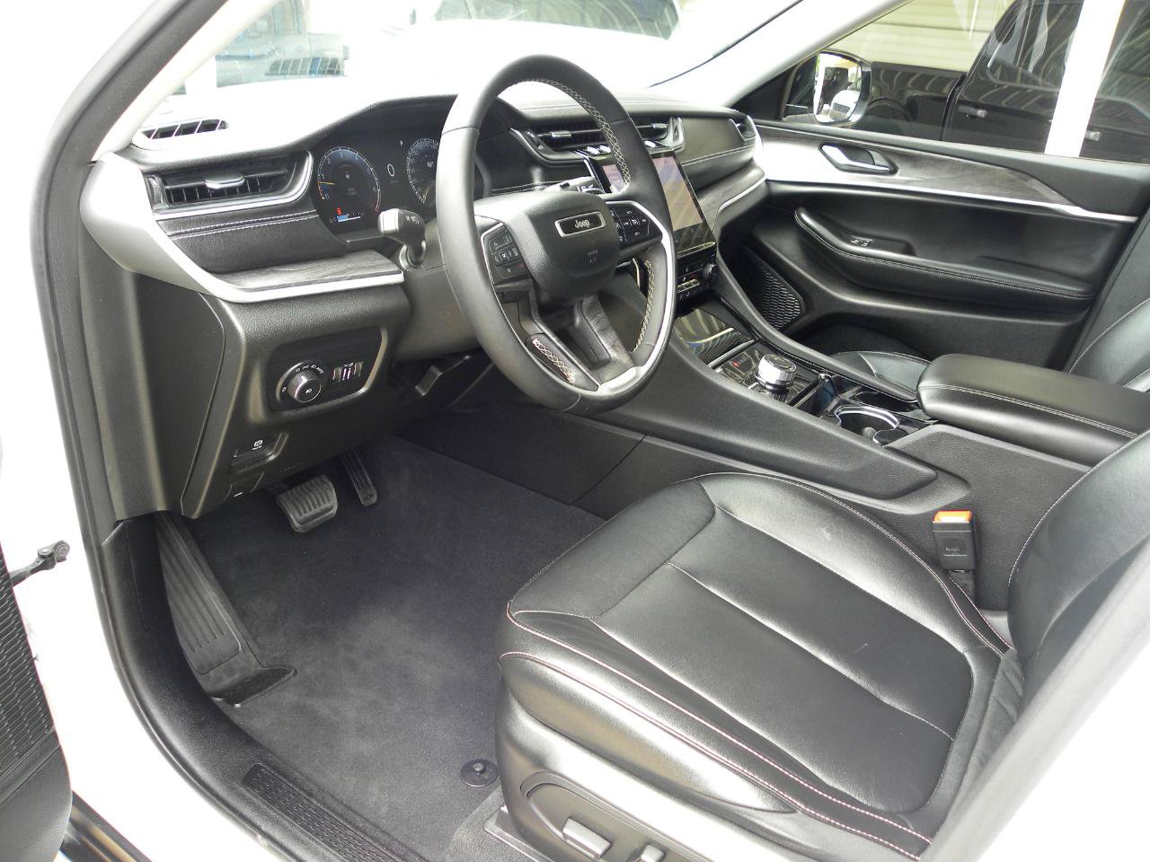 Used 2023 Jeep Grand Cherokee Limited w/ Black Appearance Package AWD/4WD image 16