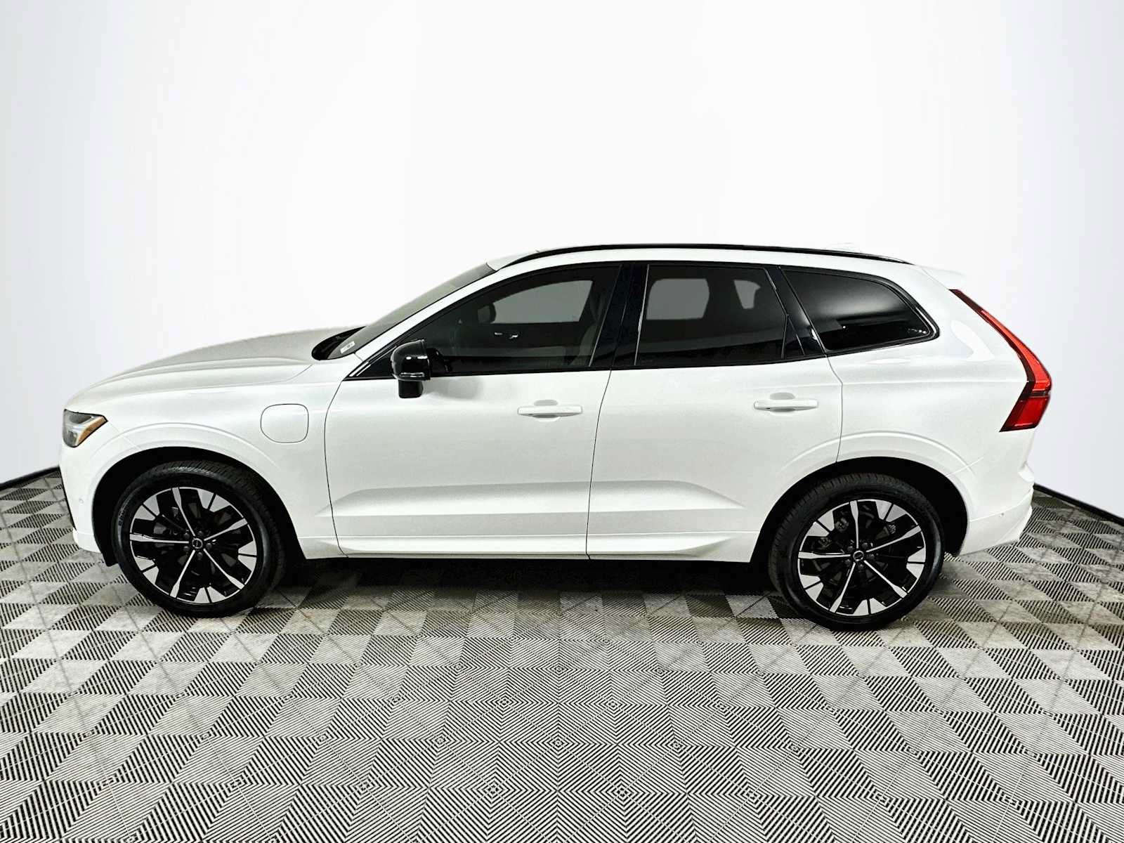 Used 2026 Volvo XC60 T8 Plus w/ Protection Package Premier AWD/4WD image 4