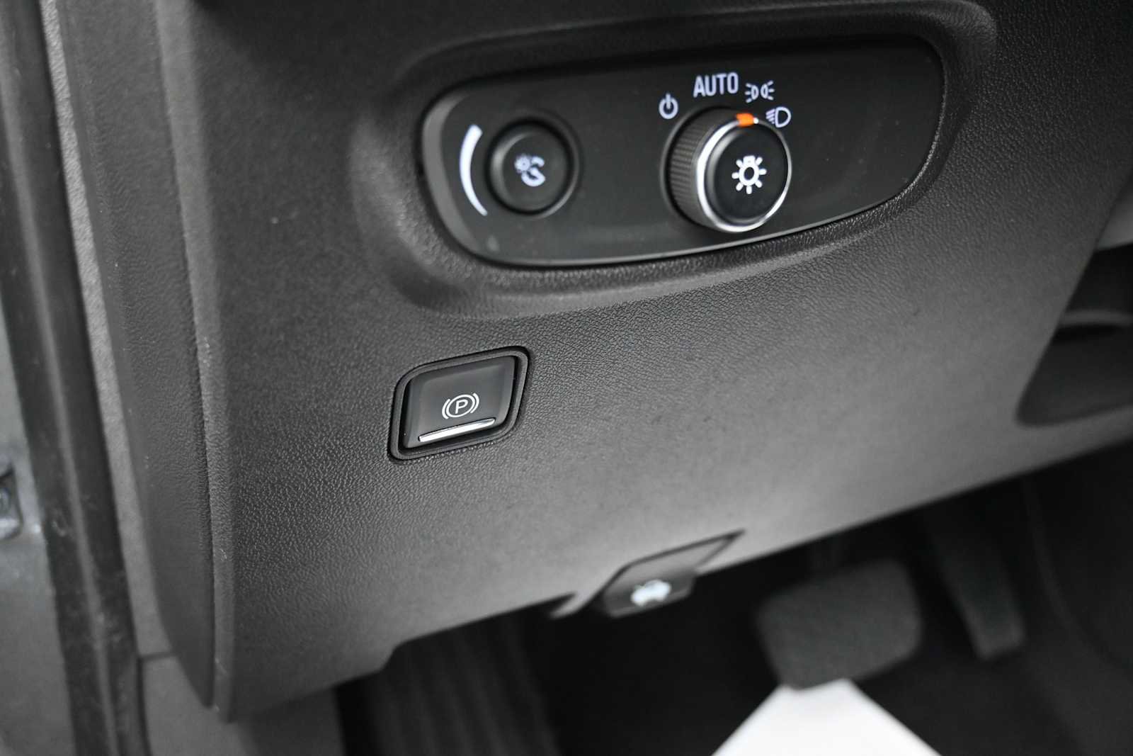 Used 2020 GMC Terrain SLE w/ Driver Convenience Package AWD/4WD image 9