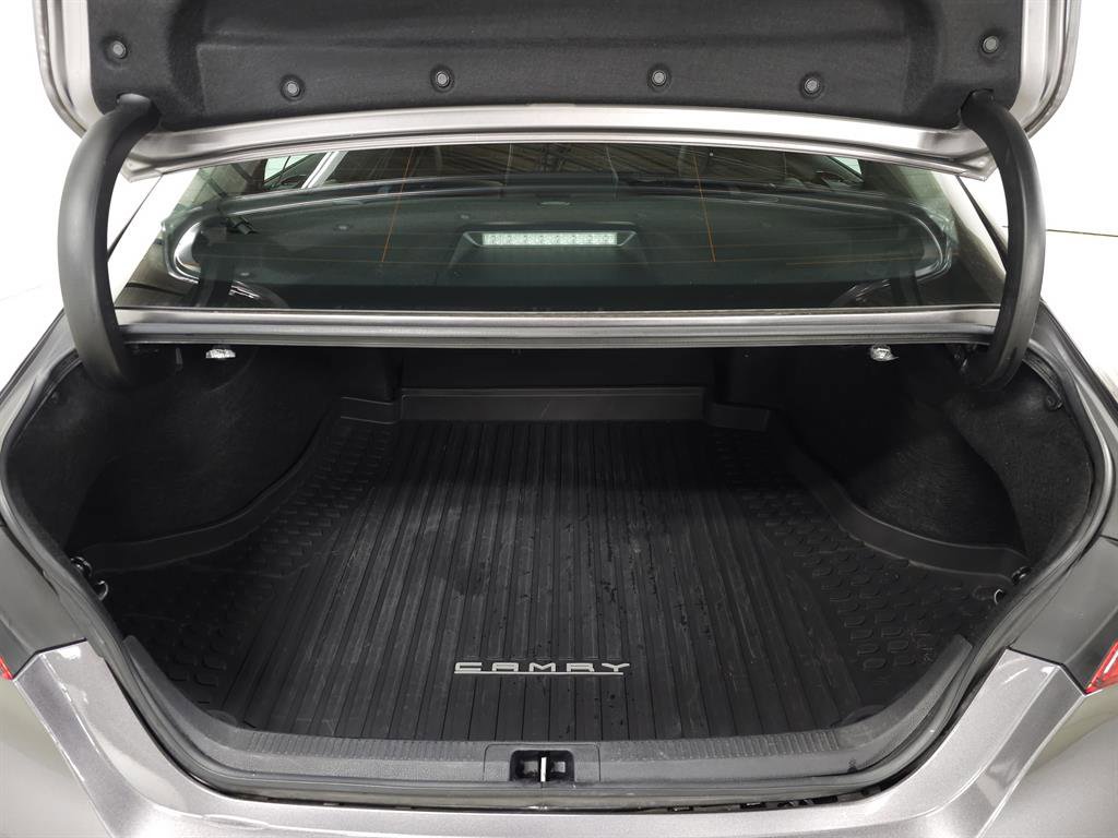 Used 2019 Toyota Camry XSE image 7
