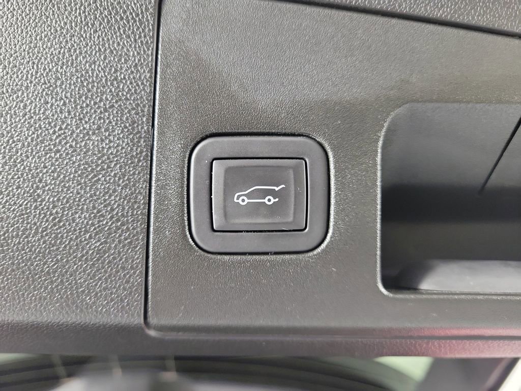 Used 2025 Cadillac XT4 Premium Luxury FWD image 9