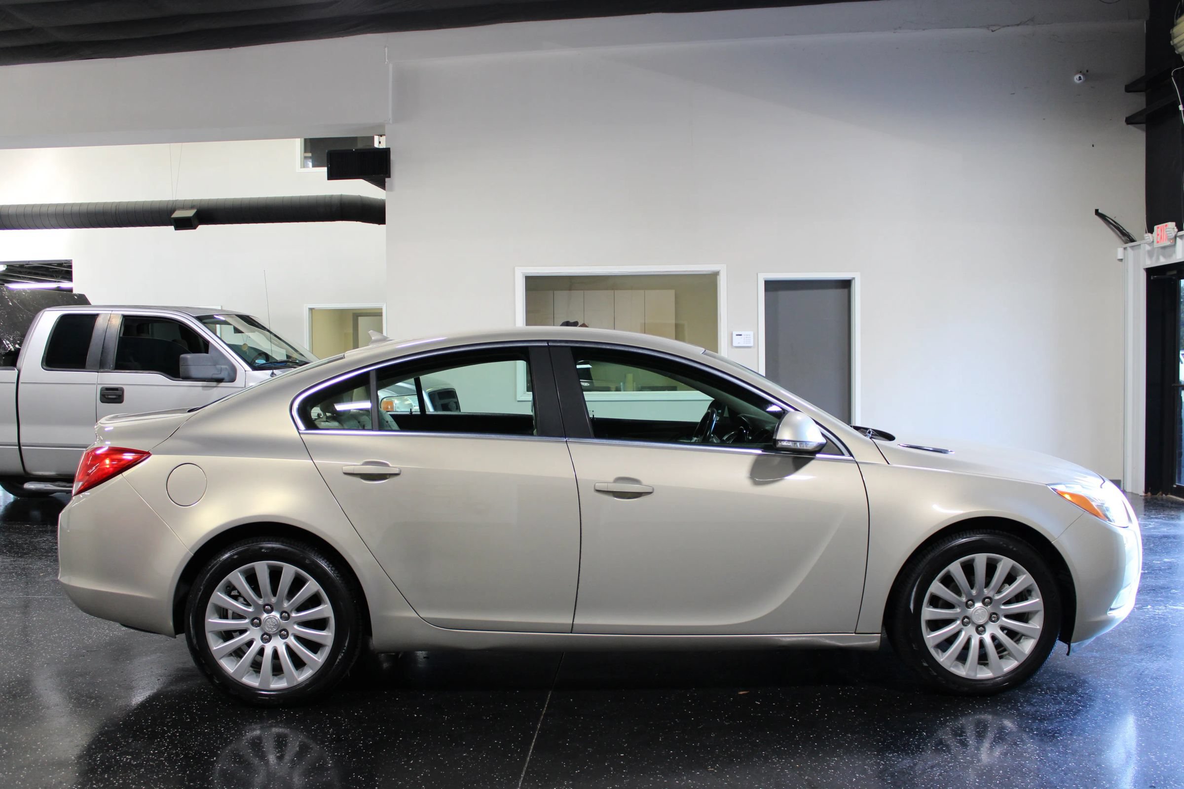 Used 2012 Buick Regal Leather FWD image 2