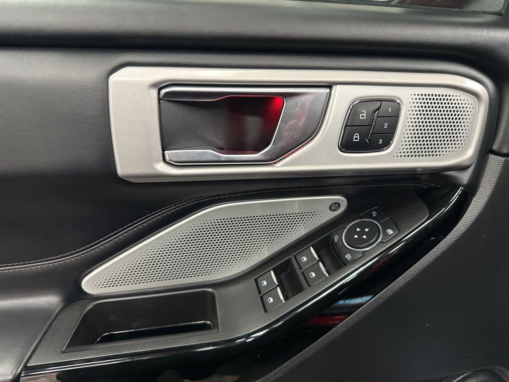 Used 2022 Ford Explorer Platinum w/ Equipment Group 601A AWD/4WD image 18