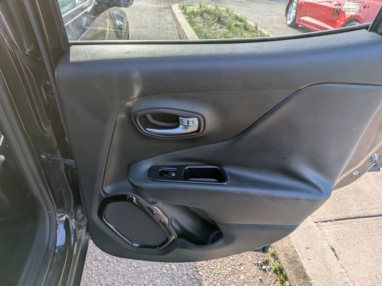 Used 2016 Jeep Renegade Latitude image 35