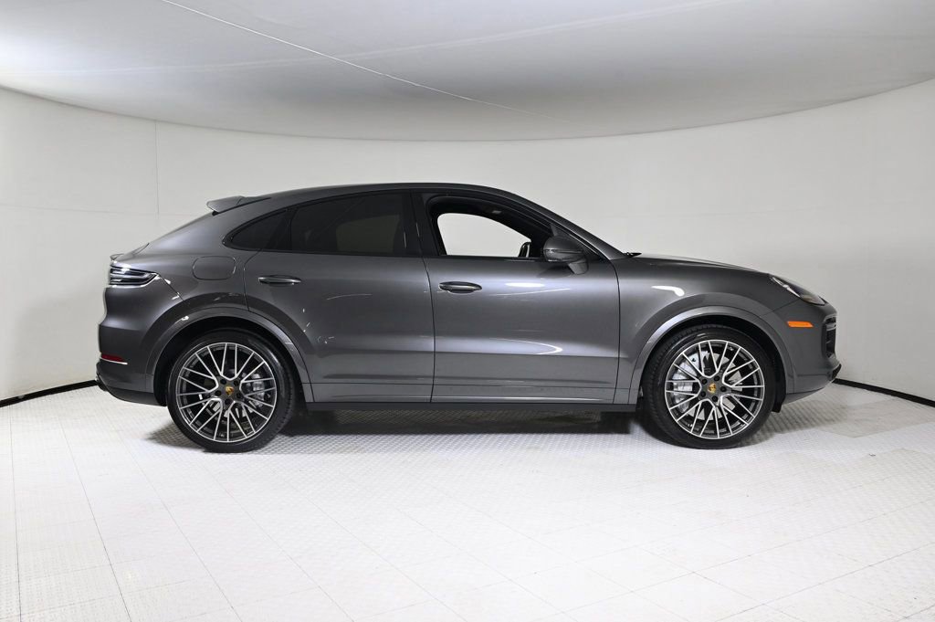 Used 2022 Porsche Cayenne Turbo image 8