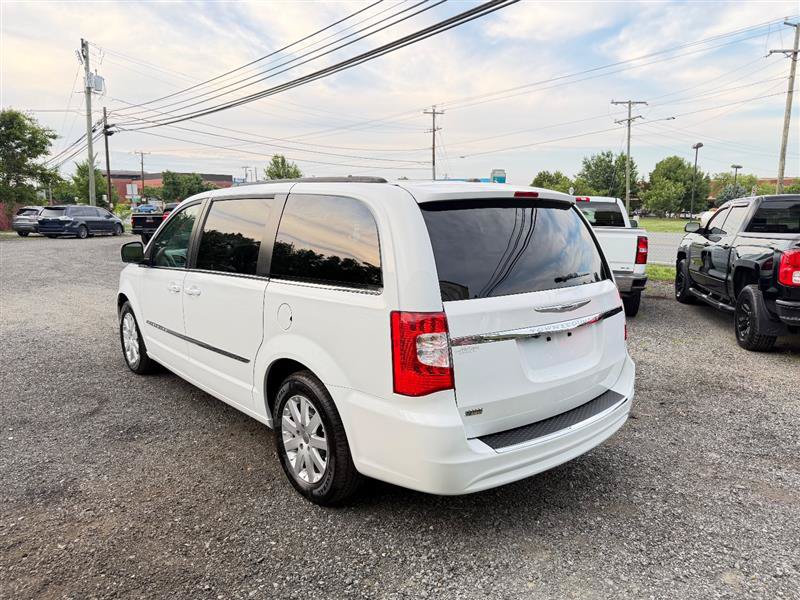 Used 2016 Chrysler Town & Country Touring FWD image 7