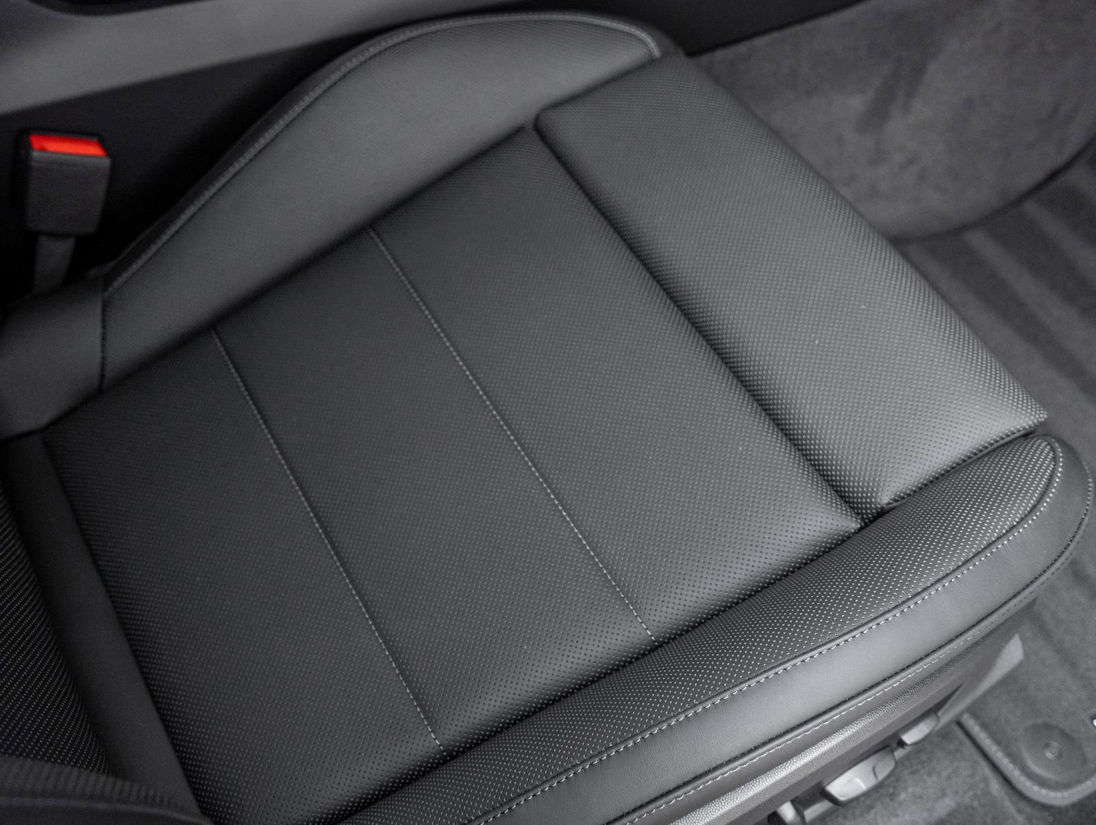 Certified 2025 Porsche Macan Electric image 38