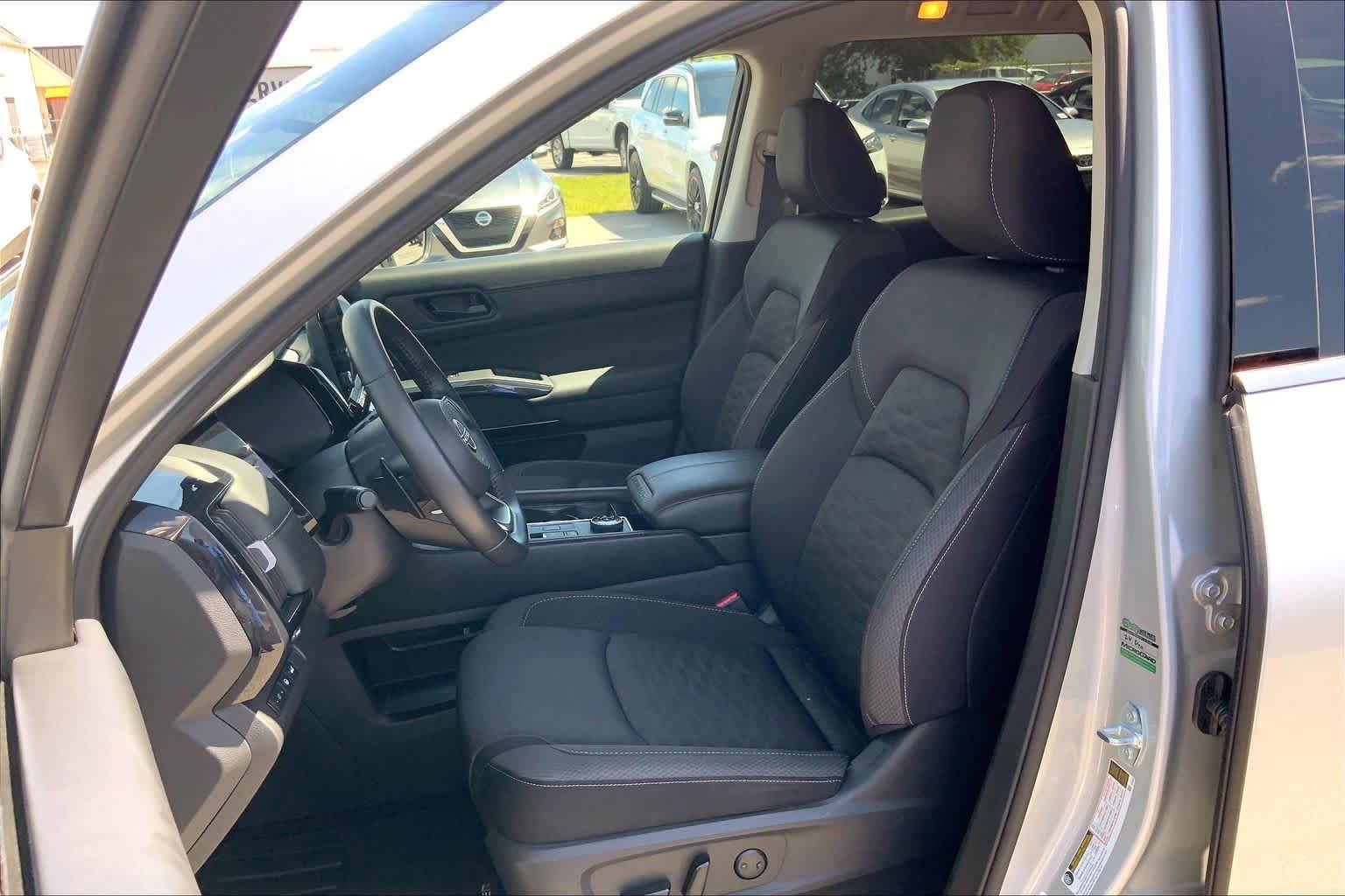 Used 2025 Nissan Pathfinder SV AWD/4WD image 8