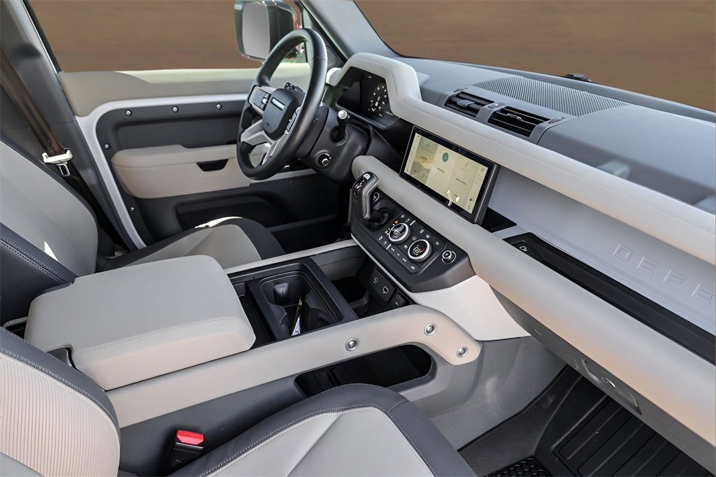 Used 2024 Land Rover Defender 110 X-Dynamic SE image 30