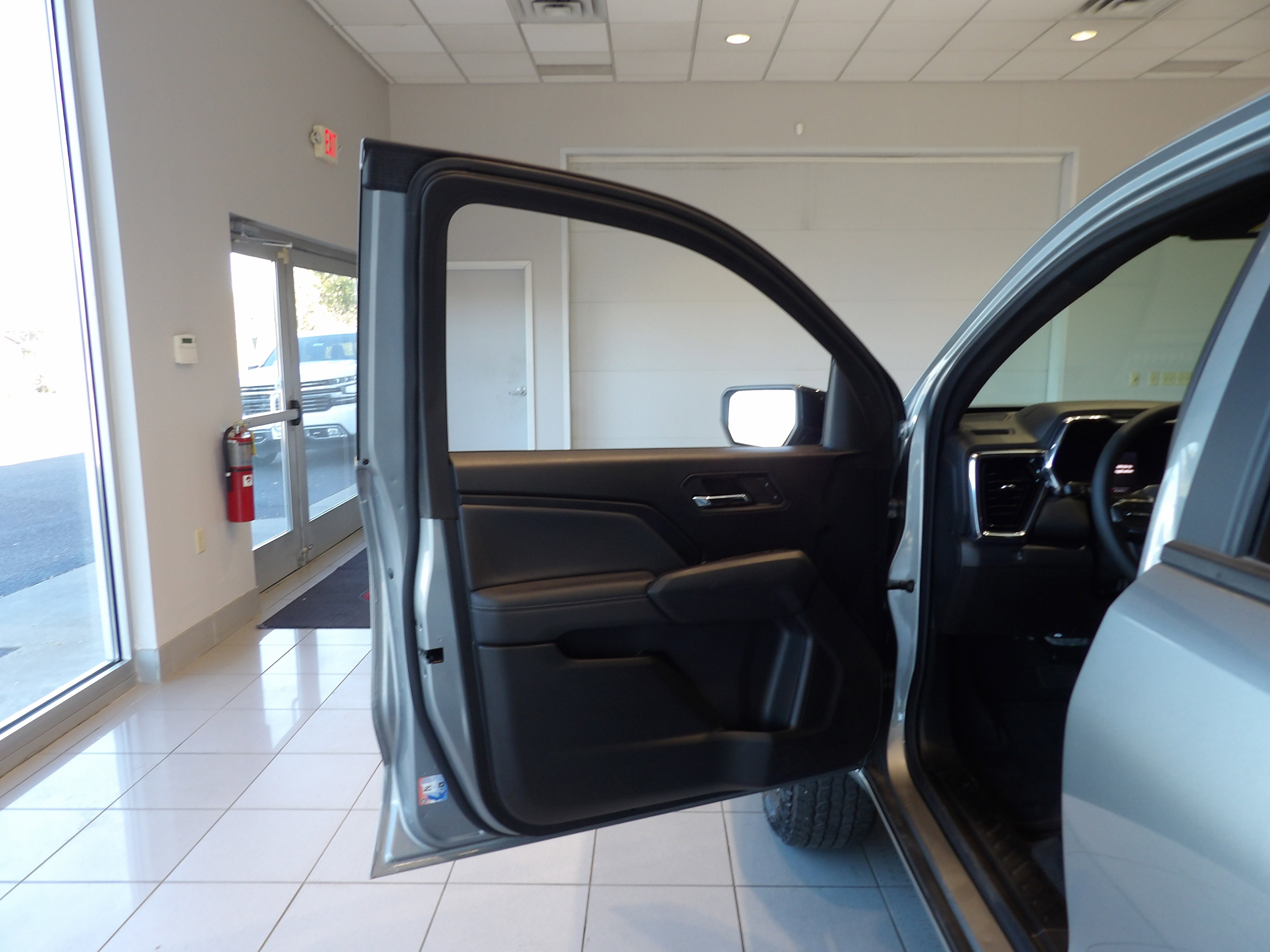 Used 2024 GMC Canyon Elevation w/ Convenience Package image 8