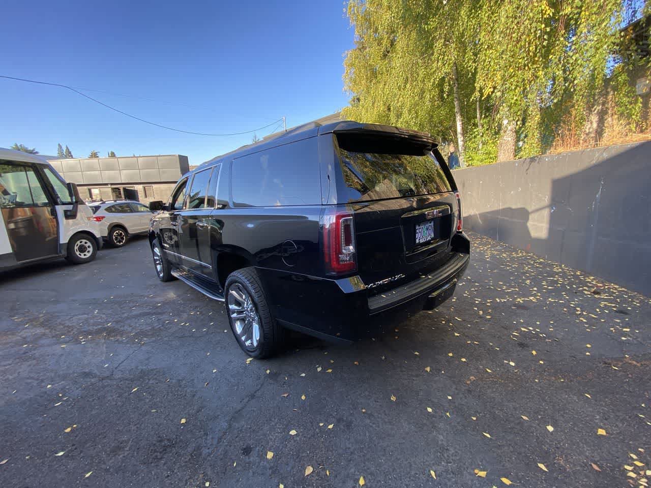 Used 2020 GMC Yukon XL SLT w/ Premium Edition AWD/4WD image 4