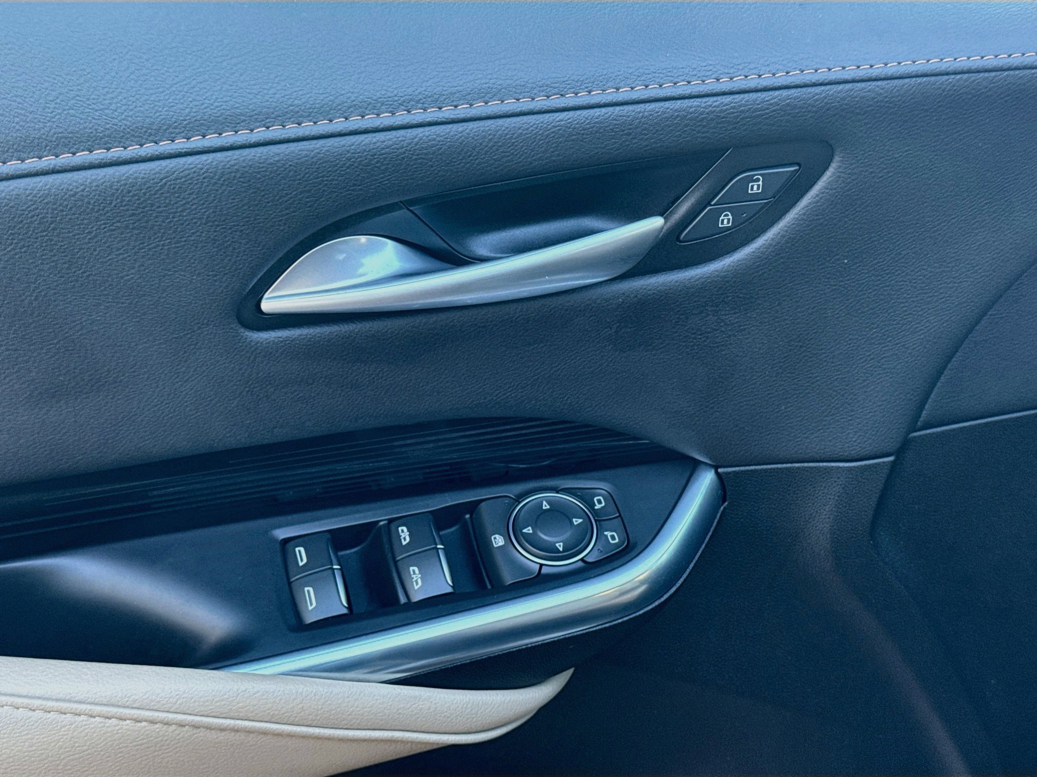 Used 2024 Cadillac XT4 Luxury w/ Cold Weather Package FWD image 14