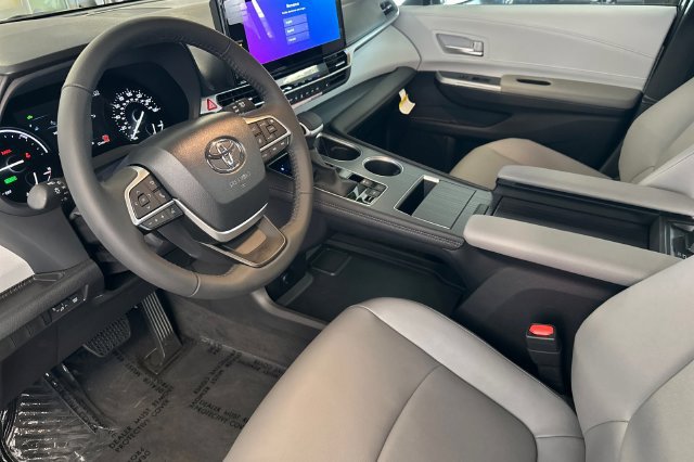 Certified 2026 Toyota Sienna XLE FWD image 12
