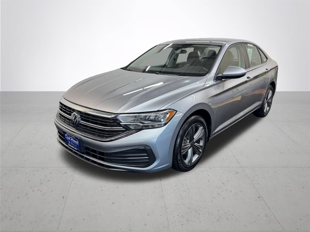 Used 2024 Volkswagen Jetta SE FWD image 2