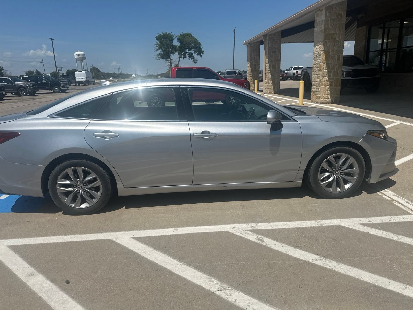 Used 2022 Toyota Avalon XLE FWD image 6