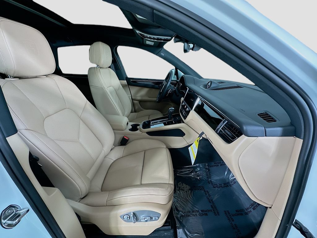 Certified 2026 Porsche Macan AWD/4WD image 31