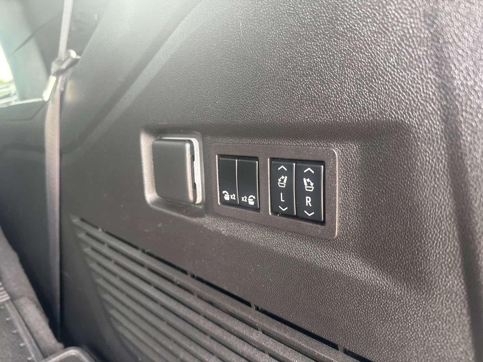 Used 2023 Chevrolet Tahoe Premier AWD/4WD image 14