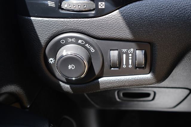 Used 2020 Jeep Cherokee Latitude Plus AWD/4WD image 17