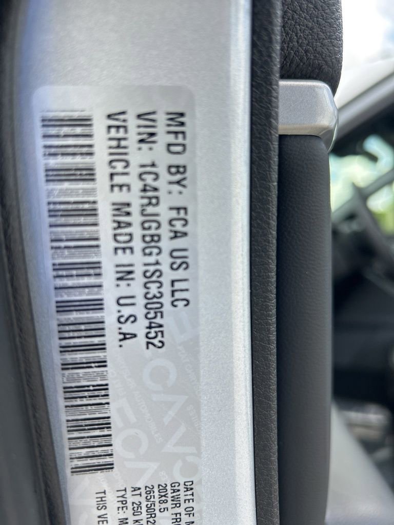 Certified 2025 Jeep Grand Cherokee Limited w/ Black Appearance Package image 51