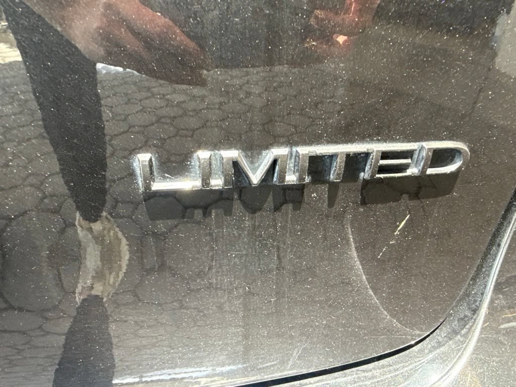 Used 2019 Chrysler Pacifica Limited w/ Advanced Safetytec Group FWD image 11