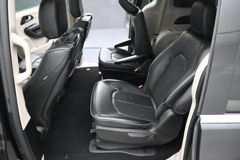 Used 2020 Chrysler Pacifica Limited FWD image 25