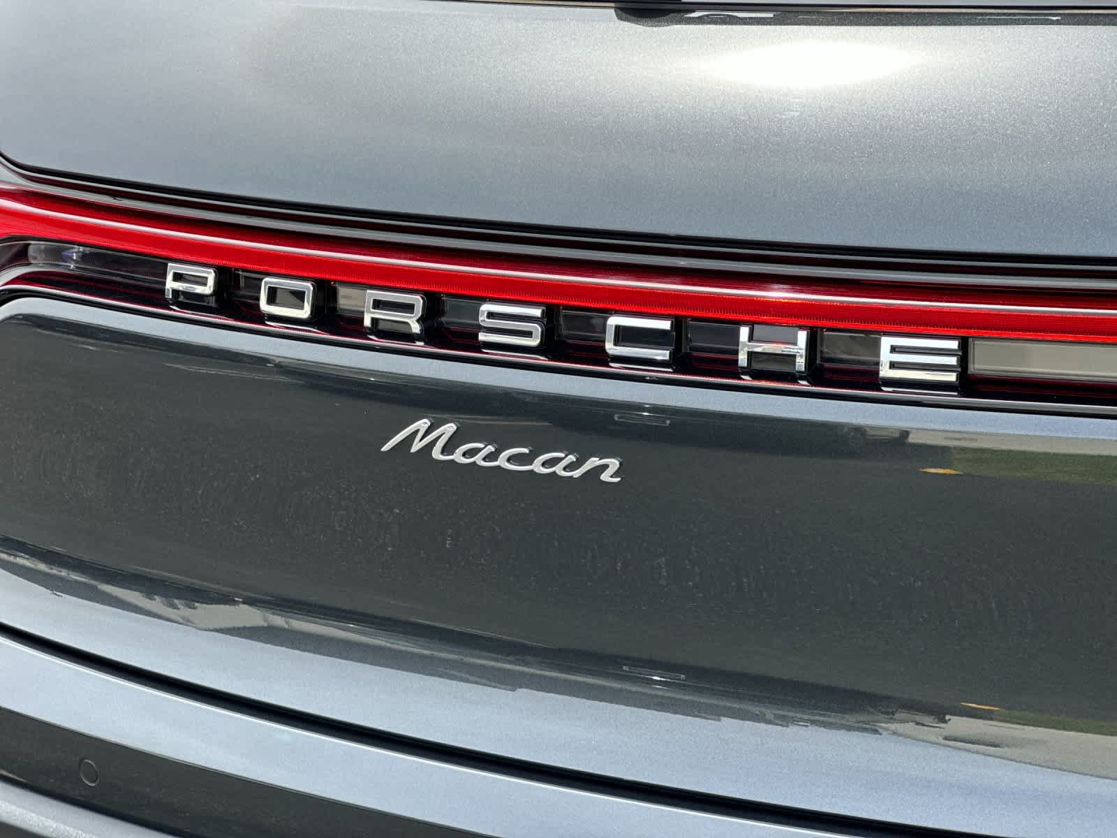 Certified 2025 Porsche Macan AWD/4WD image 31