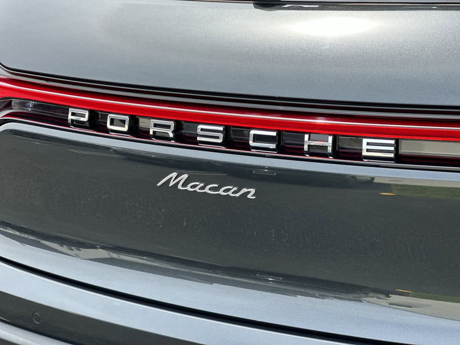 Certified 2025 Porsche Macan AWD/4WD image 31