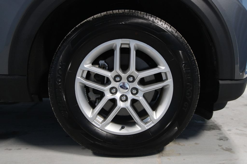 Used 2025 Ford Explorer Active AWD/4WD image 32