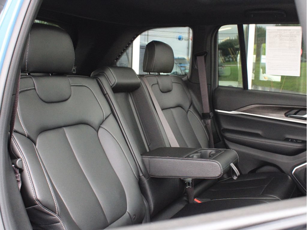 Used 2026 Jeep Grand Cherokee Limited w/ Limited Altitude Package AWD/4WD image 29