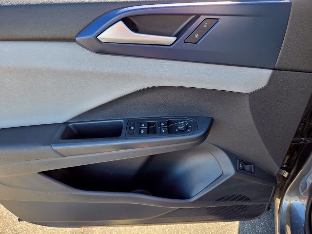 Certified 2022 Volkswagen Taos SE FWD image 17