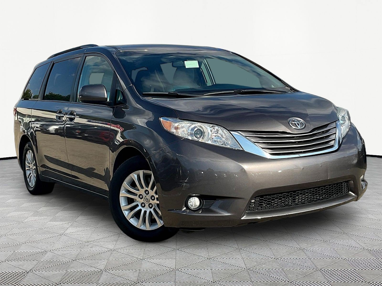 Used 2015 Toyota Sienna XLE Premium FWD image 3