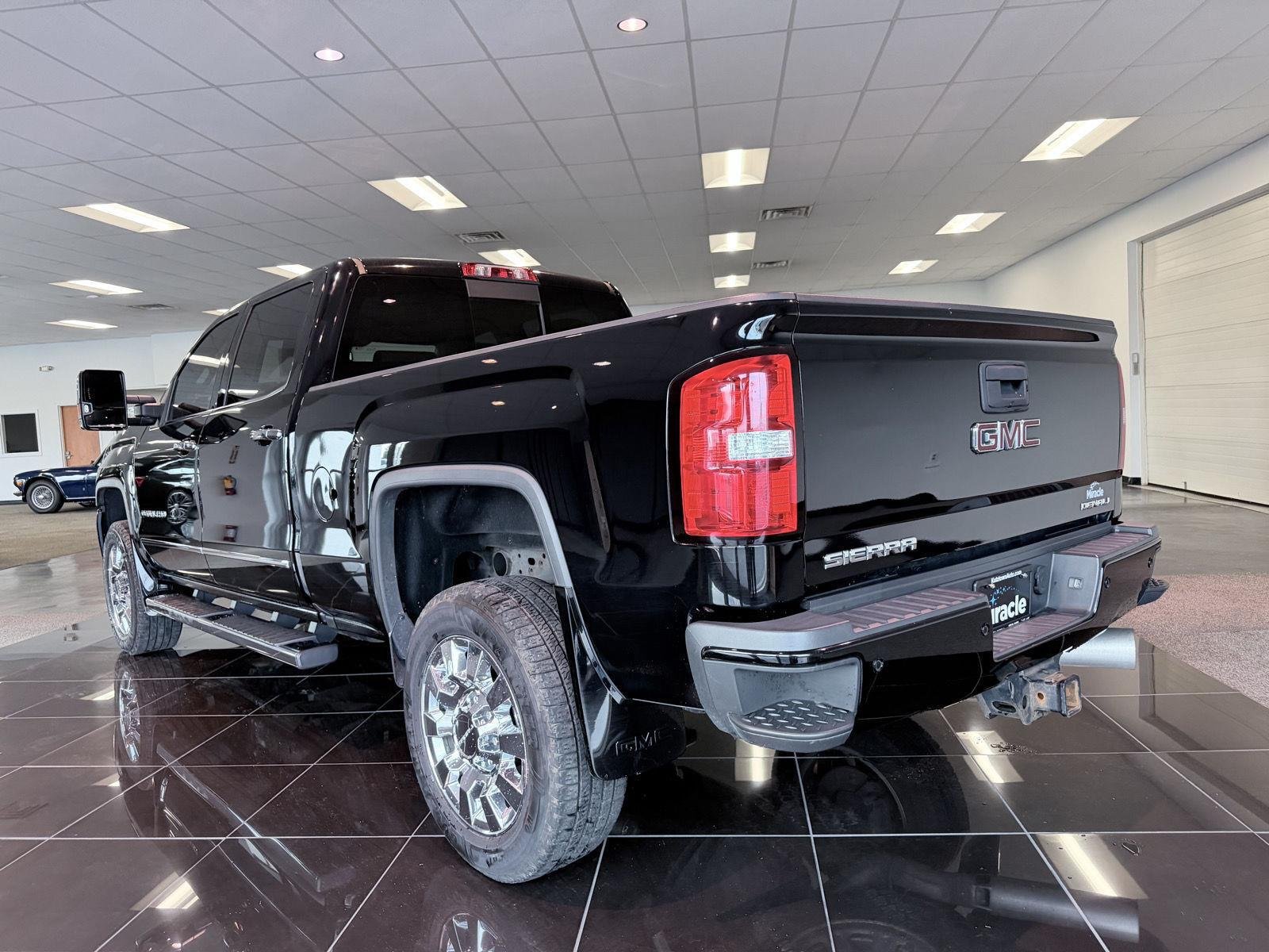 Used 2018 GMC Sierra 2500 Denali w/ Duramax Plus Package AWD/4WD image 5