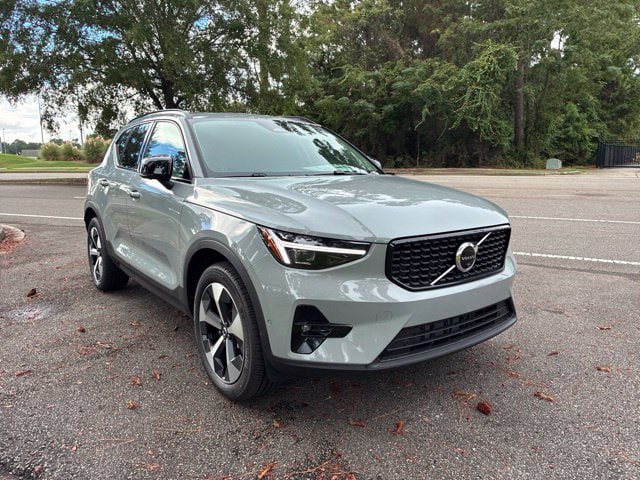 New 2026 Volvo XC40 B5 Plus w/ Protection Package Premier AWD/4WD image 3