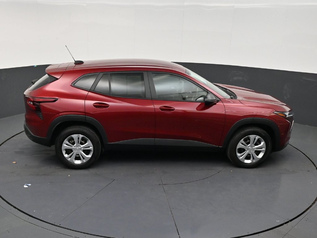 Used 2025 Chevrolet Trax LS FWD image 17