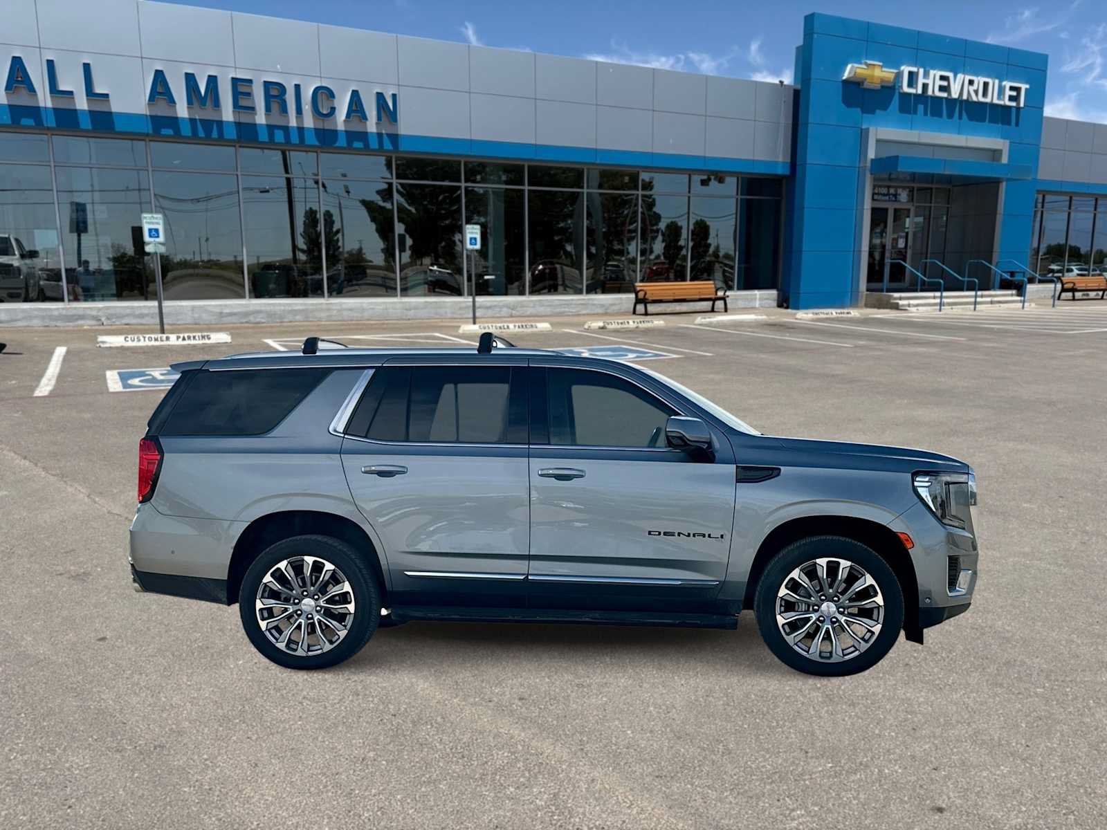 Used 2023 GMC Yukon Denali w/ Advanced Technology Package AWD/4WD image 9