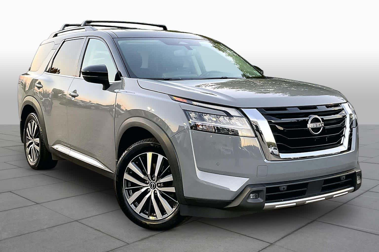 Used 2022 Nissan Pathfinder Platinum w/ Cargo Package AWD/4WD image 2