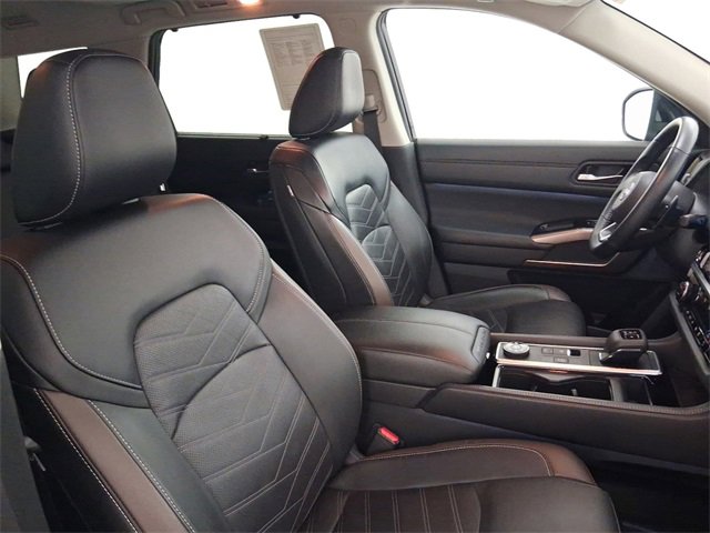 Used 2024 Nissan Pathfinder Platinum w/ Black Appearance Package image 14