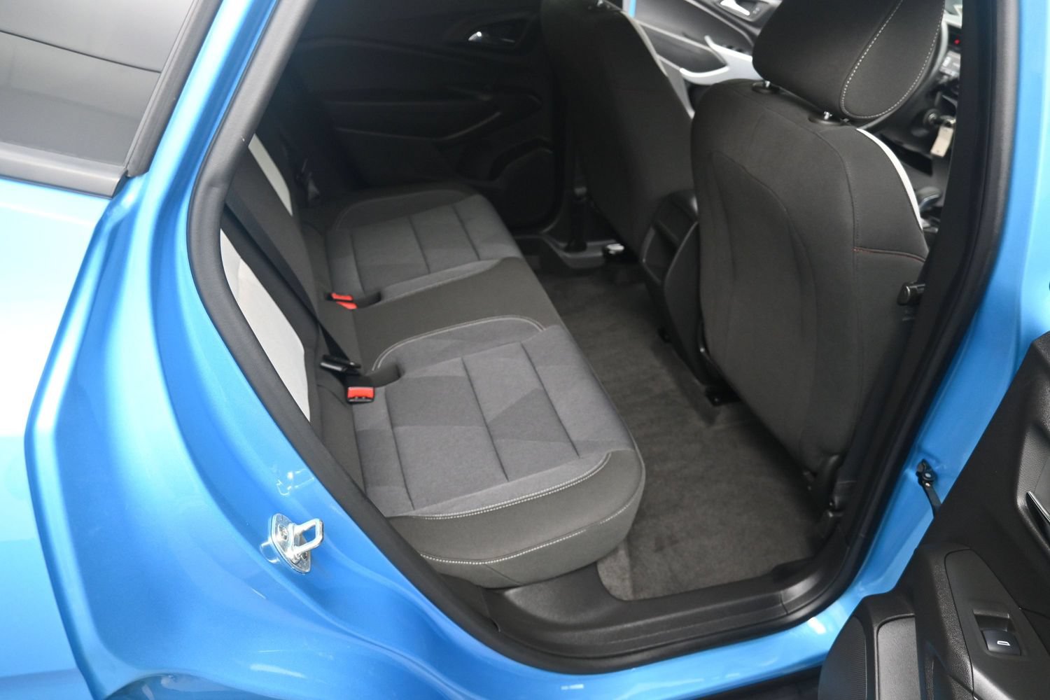 Used 2025 Chevrolet Trax RS w/ Sunroof Package FWD image 37